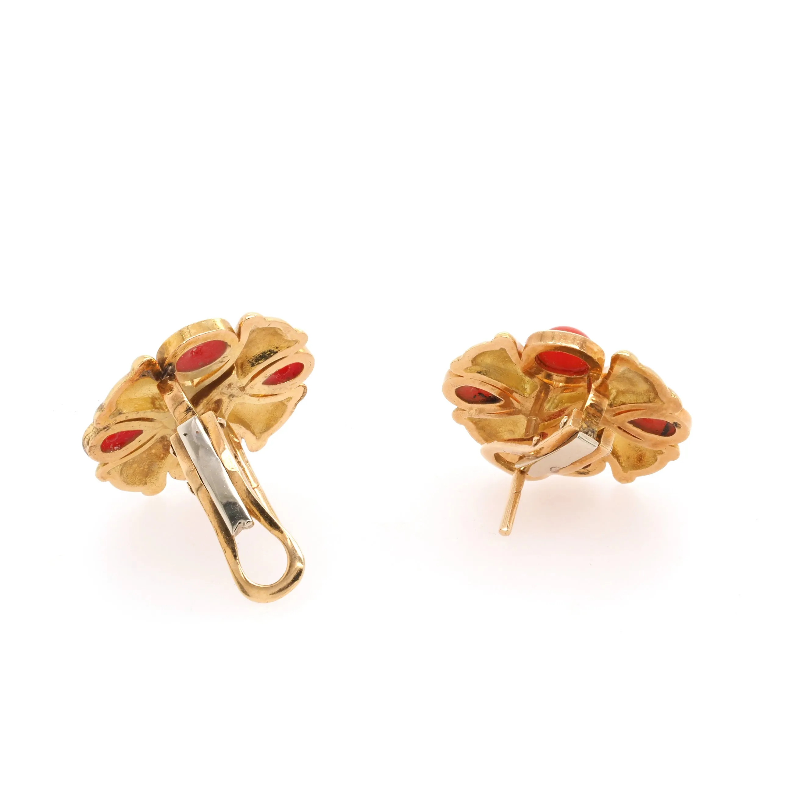 An Earring and Brooch Suite in 18ct Yellow Gold and Coral