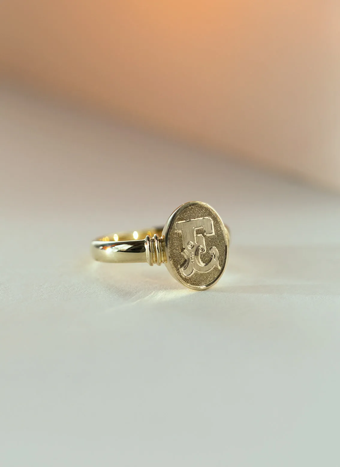 Betsy signet ring 14k gold