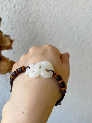 Handmade Bracelet with a Hand Carved White Jade Snake，手雕俄白小蛇手牌