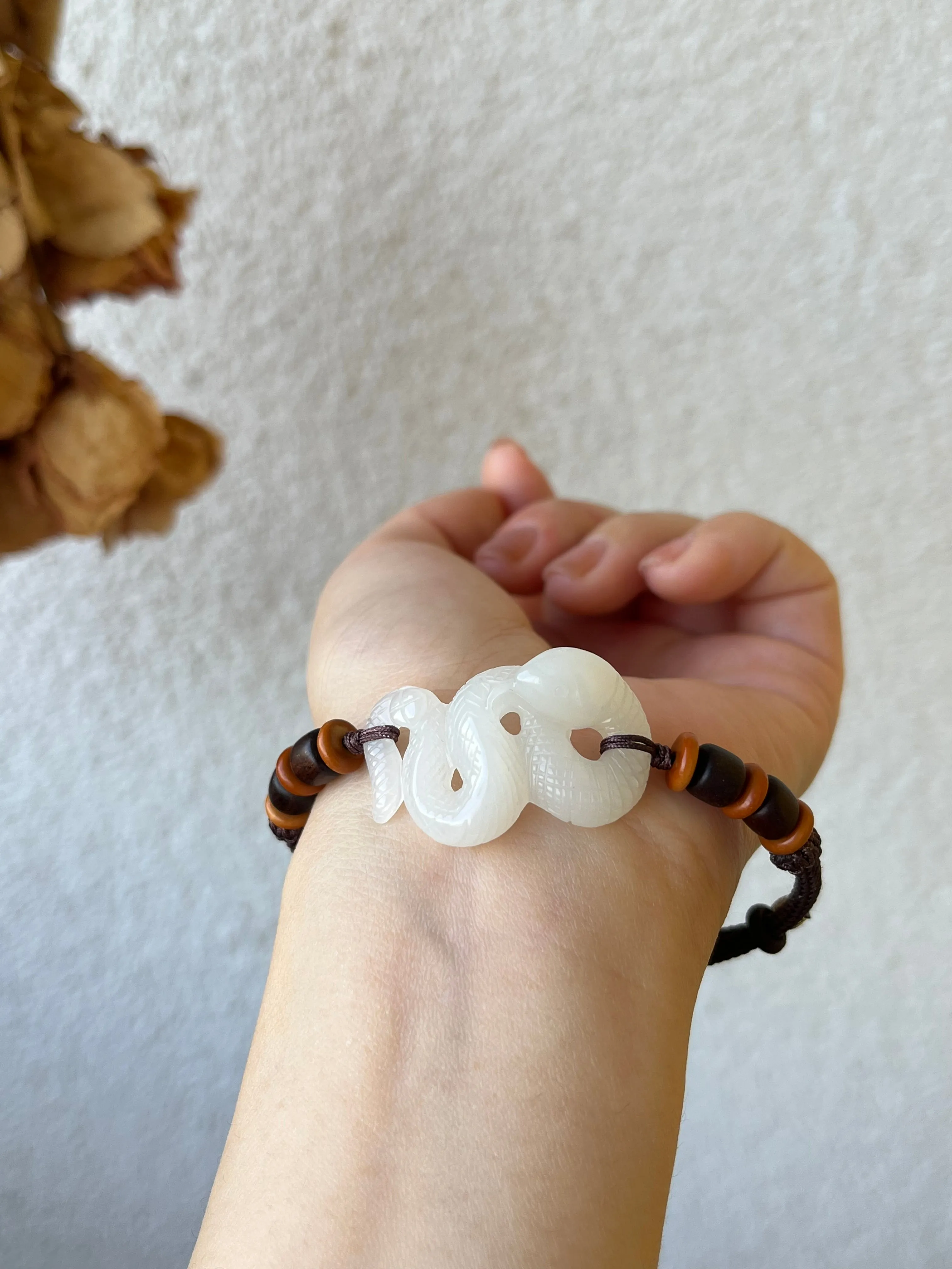 Handmade Bracelet with a Hand Carved White Jade Snake，手雕俄白小蛇手牌