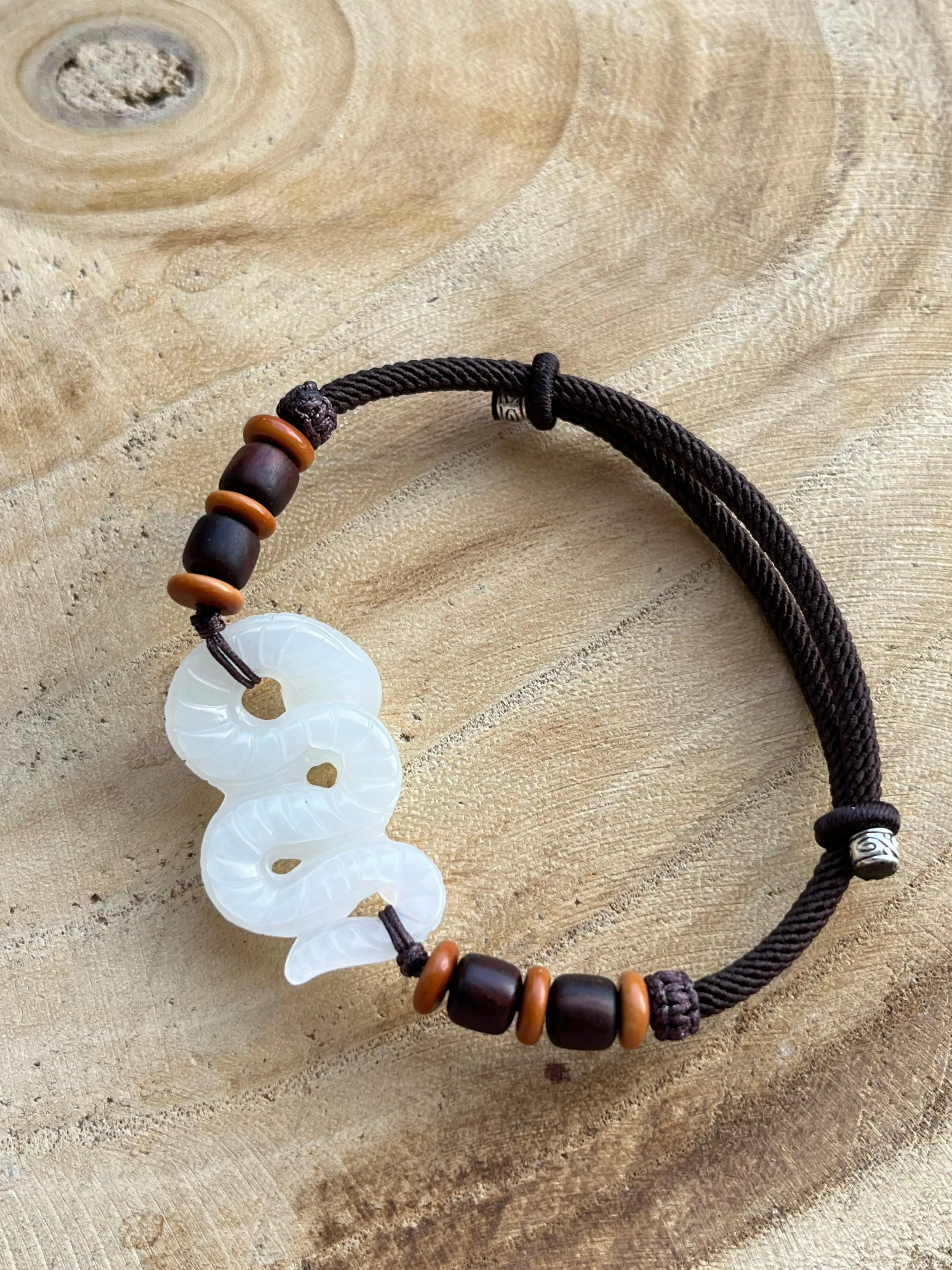 Handmade Bracelet with a Hand Carved White Jade Snake，手雕俄白小蛇手牌
