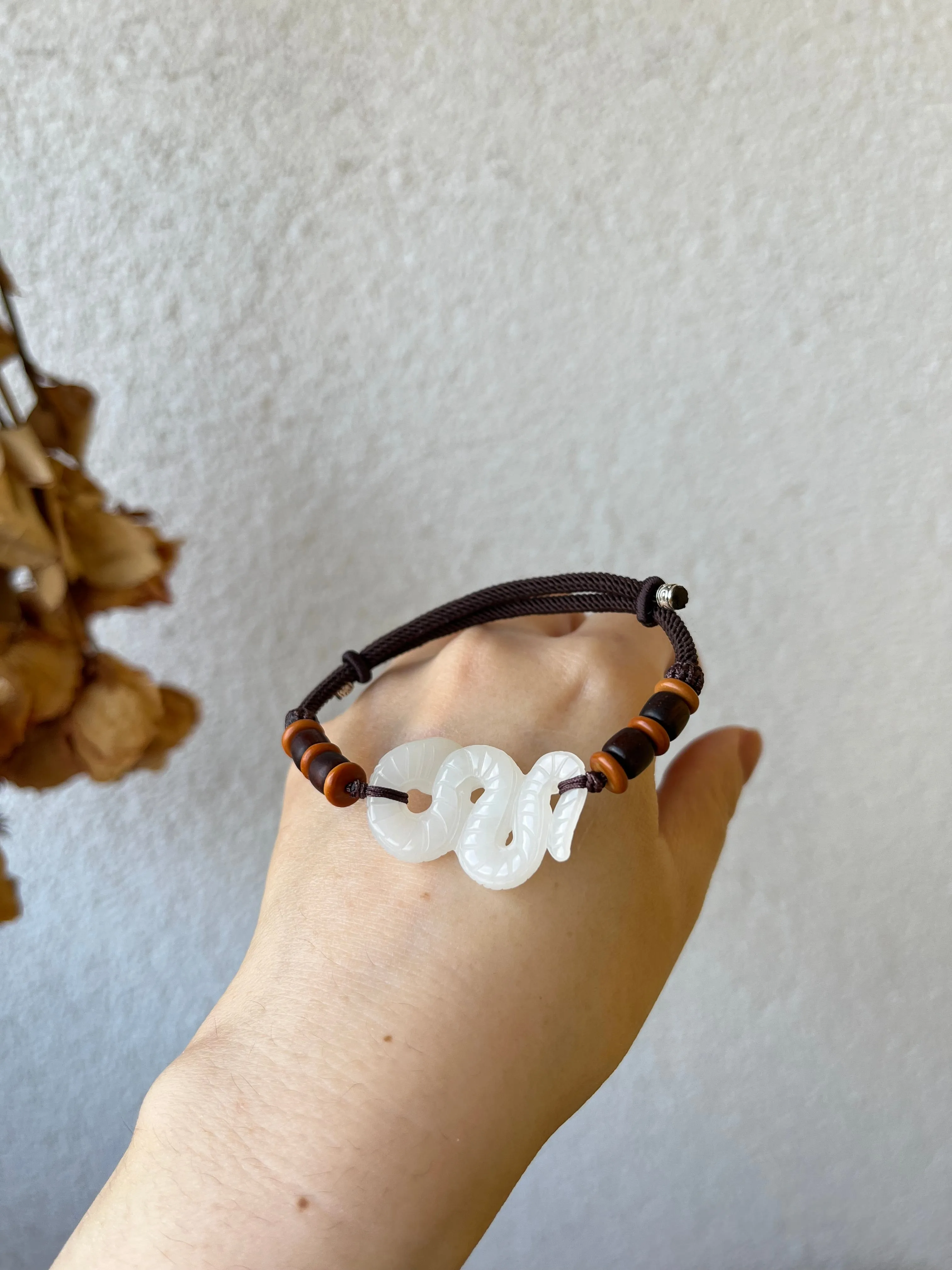 Handmade Bracelet with a Hand Carved White Jade Snake，手雕俄白小蛇手牌