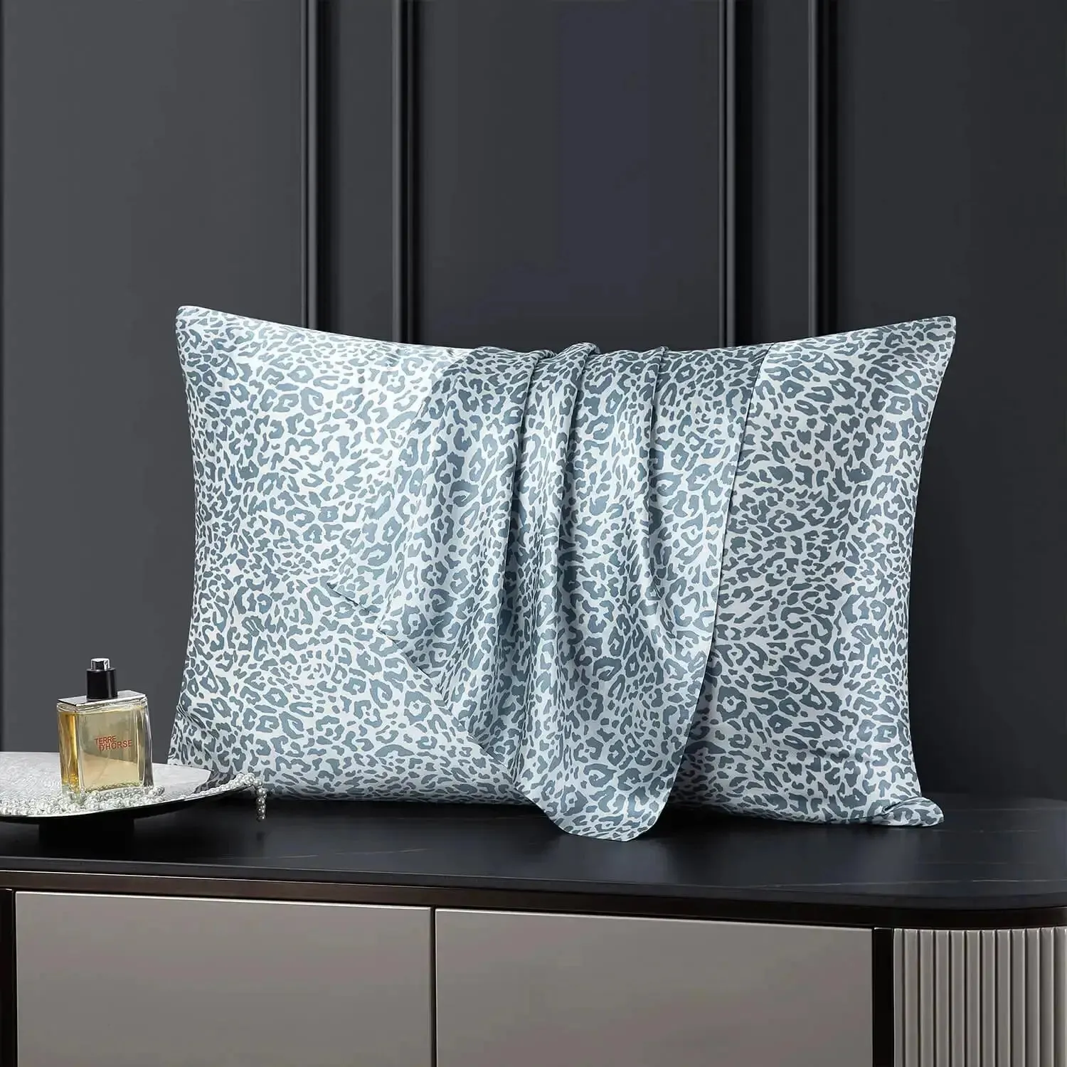 Regal Leopard: Luxurious Double-Sided Mulberry Silk Pillowcase